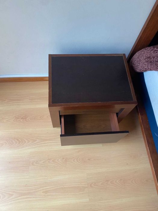 Cama de casal com mesas de cabeceira e estrado