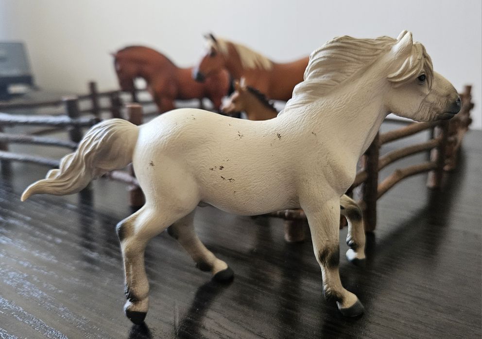 Collecta. Zagroda dla koni. 3 figurki koni . 1 źrebak schleich.
