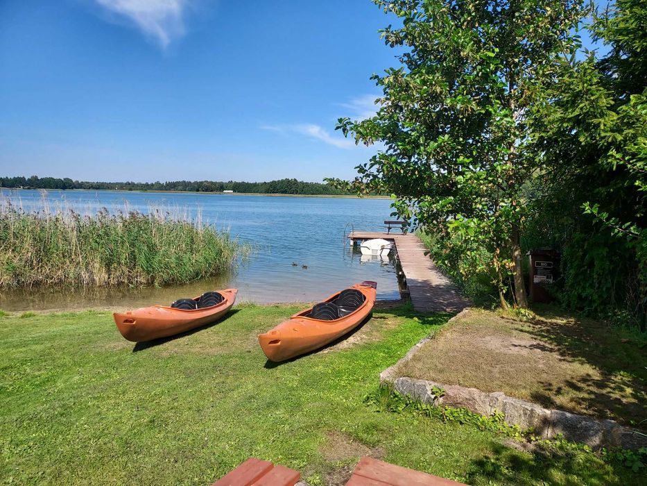 Domek letniskowy na Mazurach nad jeziorem, z linią brzegową jeziora