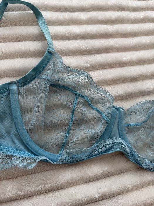 Hunkemoller biustonosz koronkowy 70F blekitny