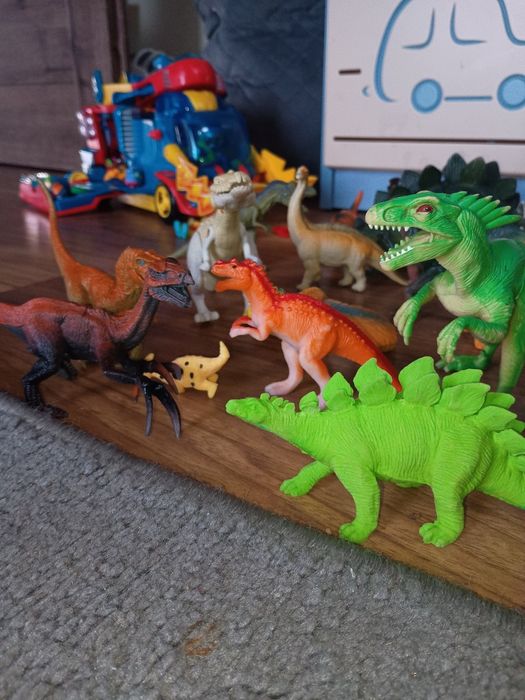 Zestaw 25zt dinozaurów