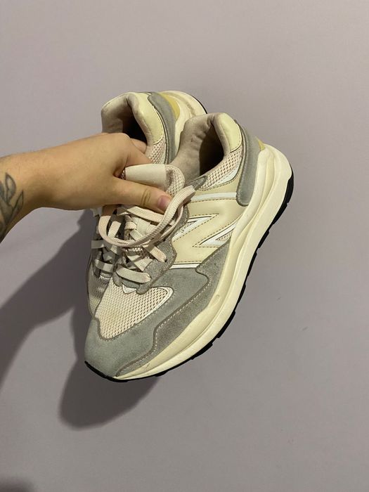 Жіночі світлі кросівки new balance