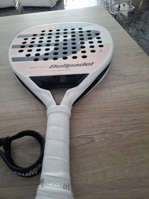 Raquete Bullpadel ELITE W25 com apenas 5 jogos, sem riscos. Como nova