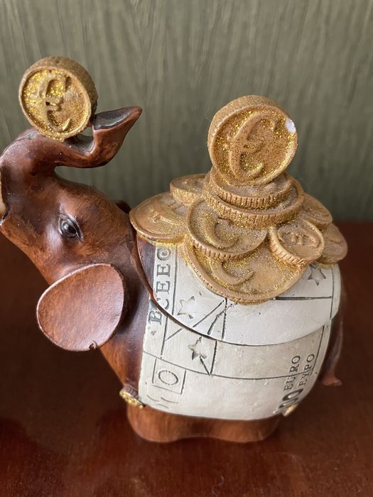 Слоники, годинник, шкатулка, підсвічник, сувенір