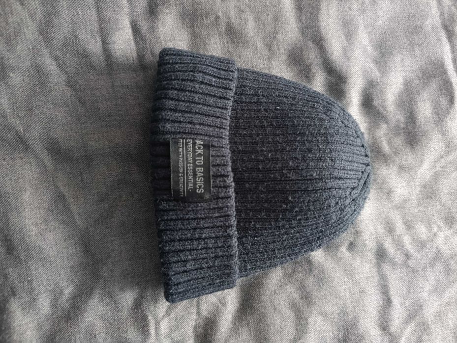 Granatowa czapka zimowa – prążkowana