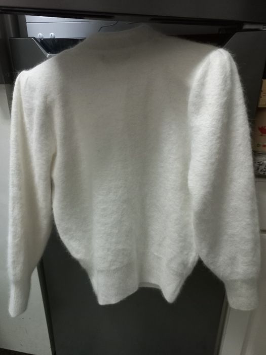 Casaco branco novo em angorá e lamb wool com aplicações