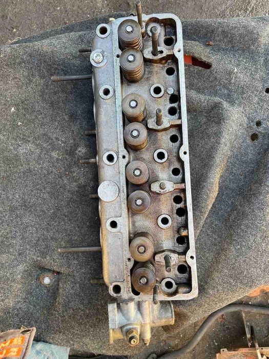 Продам головки на газ24 и 21,402 двигателя и другие запчасти.