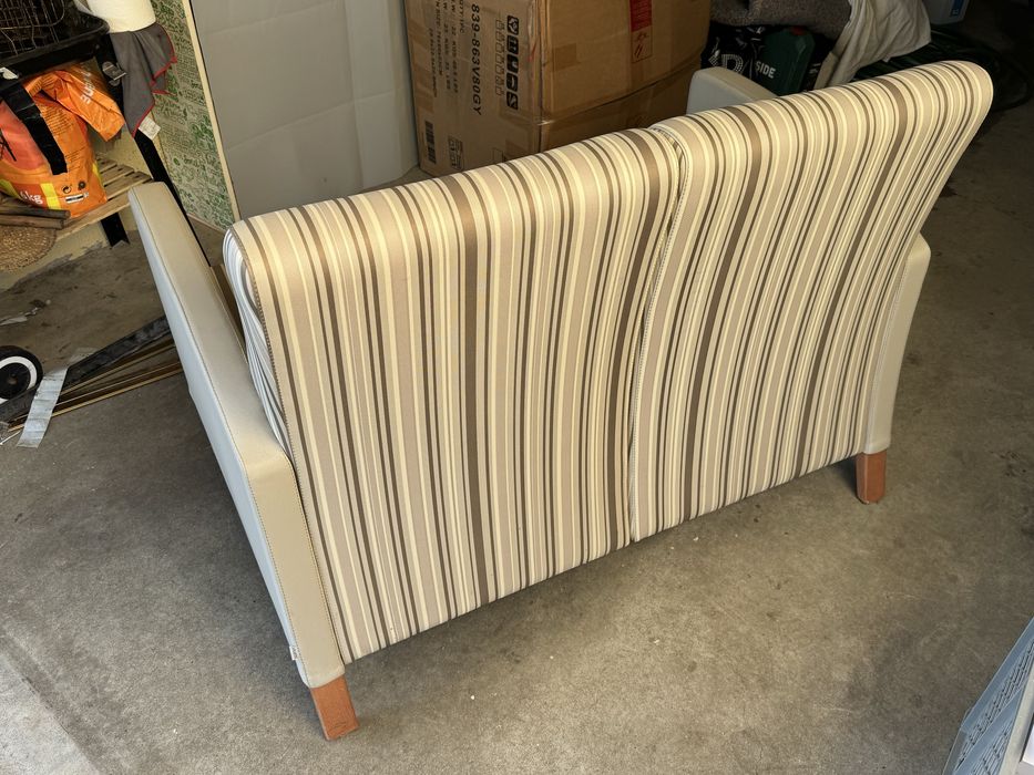 Sofá de 2 lugares, em couro sintético, quase nunca utilizado!