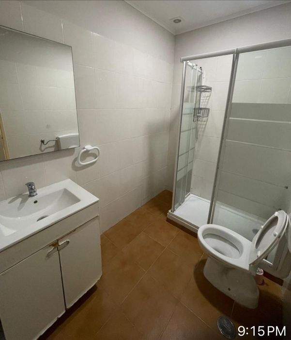 Tenho 4 quartos para arrendar