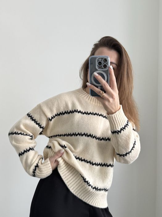 Светр жіночий кремового кольору