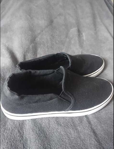 Czarne wsuwane trampki, r 39 Vices