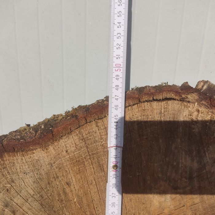 Pranchas em madeira de acácia, oliveira e carvalho.