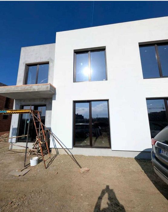 Продається сучасний дуплекс у самому серці Крихівців.