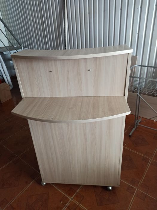 Стойка-ресепшн на съёмных колёсиках. Самовывоз. Высота 130,ширина 75.