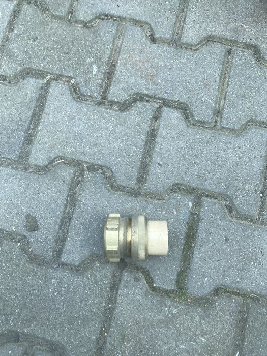 Śrubunek  klejony 63 komplety