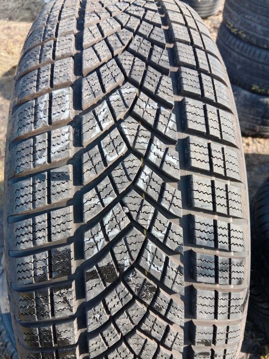 Opona używana 235/60R19 Goodyear Ultra Grip Performance + SUV 1szt.