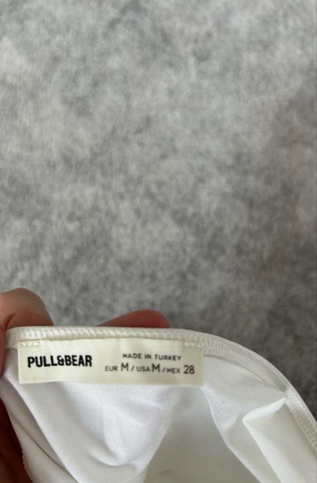 Białe body pull& bear M