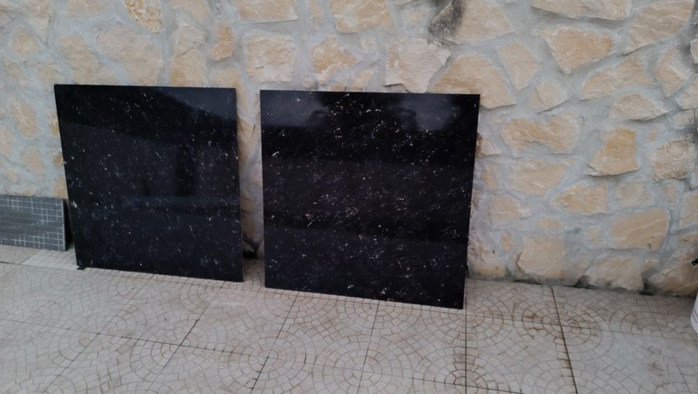 Azulejos grandes preto..