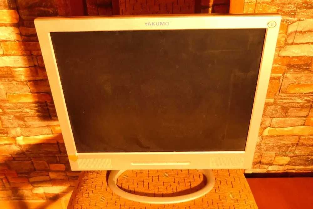 Yakumo - monitor , zgrabny , sprawny , kompletny .