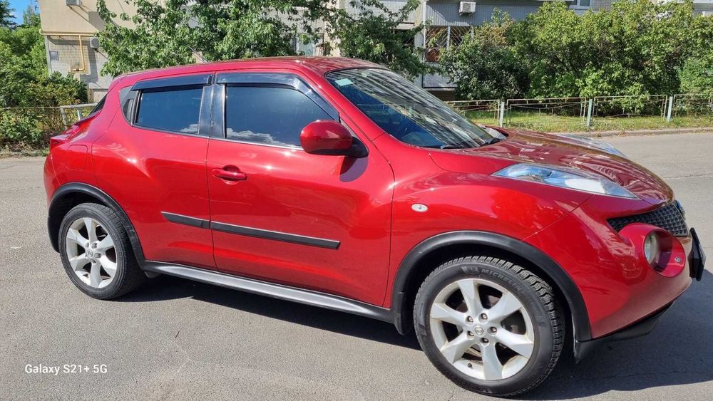 Продам автомобиль Nissan Juke 2012 года красного цвета