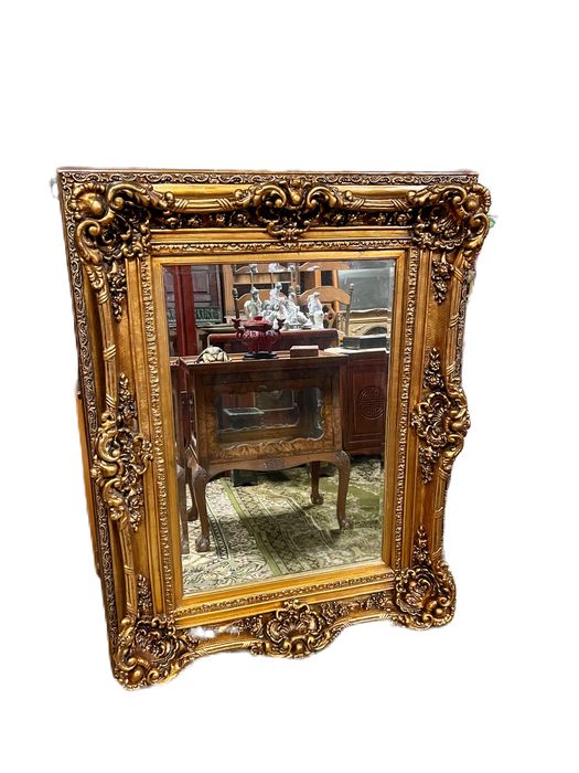 Grandioso espelho biselado em talha dourada