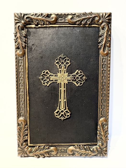 Antiga imagem de cruz filigrana em latão emoldurada