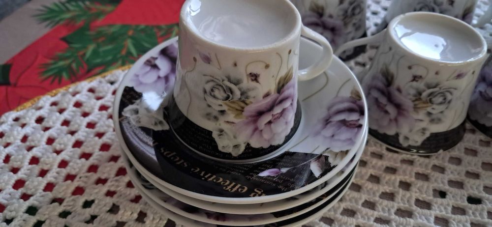 Conjunto de chávenas de café. Oferta do pano de renda .