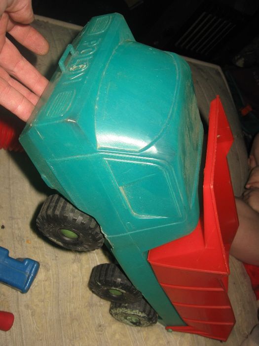 Zabawki plastikowe z epoki PRL lata 70te 20wiek Samochód ryba kolejka