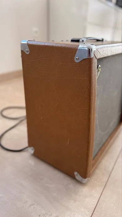 Wzmacniacz do gitary akustycznej z mp3 i mikrofonem.