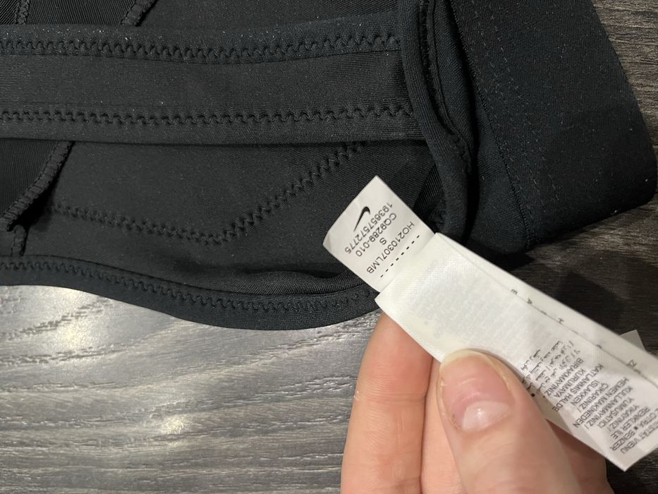 Топ спортивний Nike