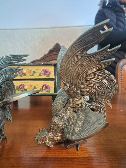 Par de galos de luta em metal anos 60