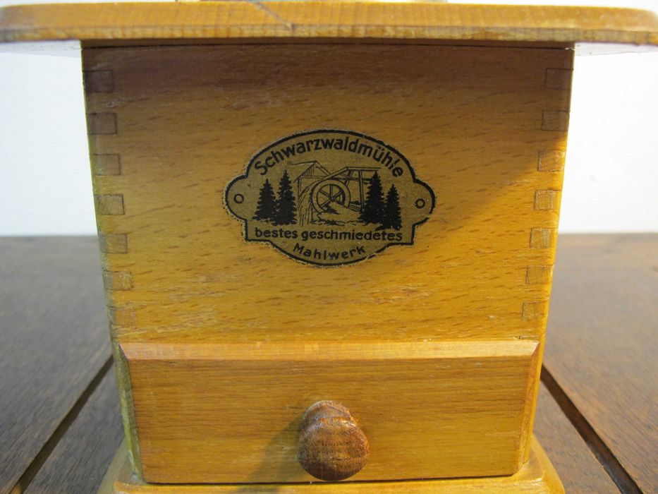 Zabytkowy drewniany młynek Schawrzwaldmuhle lata 30-te.