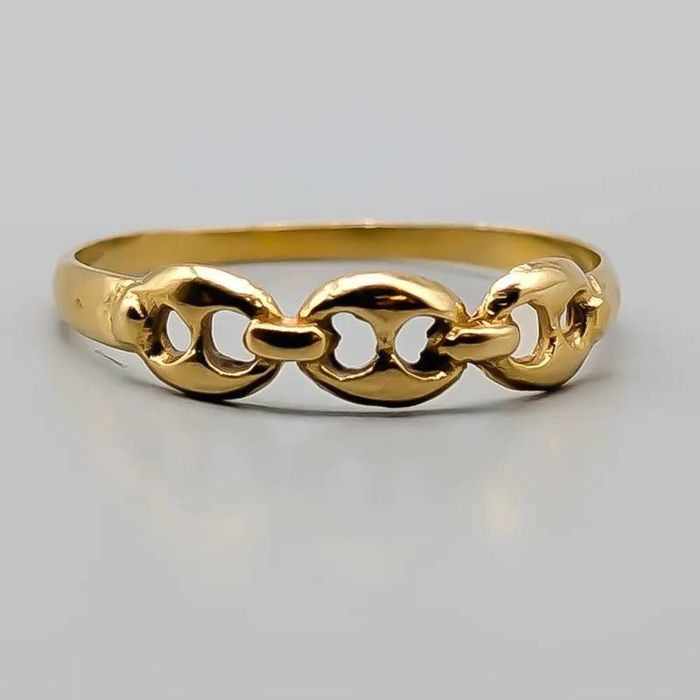 Anel em ouro 18 quilates; 1.23 gramas; 17.5mm