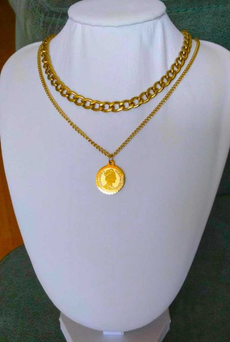 Colar Aço Dourado Duplo c/ Malha Grossa e Medalha Rainha NOVO - SALDO