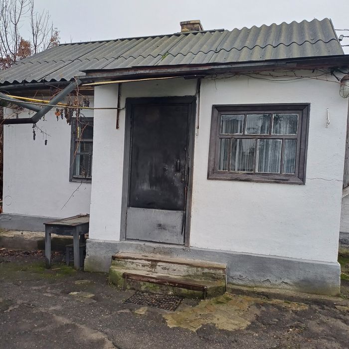 Продається будинок з усіма зручностями та жилою літнею кухнею.