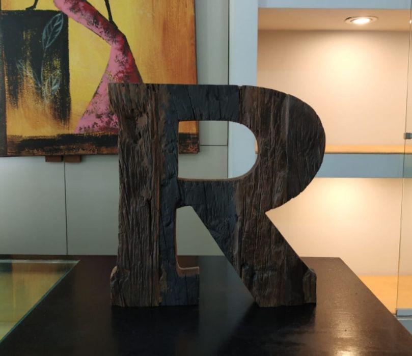 Letra em madeira tenho vários R