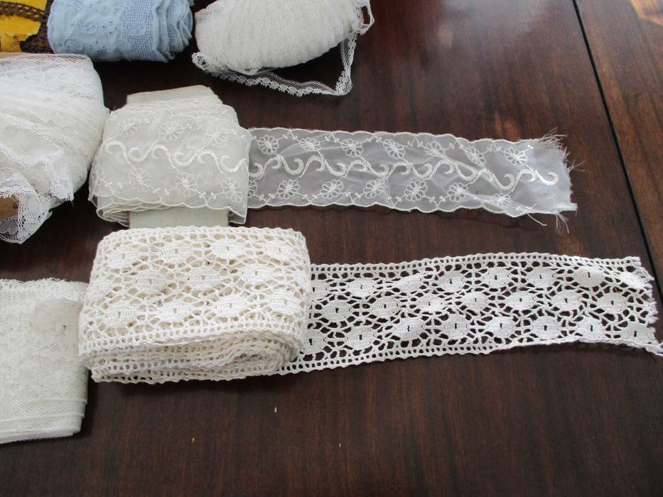 Lote de várias rendas brancas para aplicações, fitas bordadas decorativas, fita grega, restos novos de retrosaria