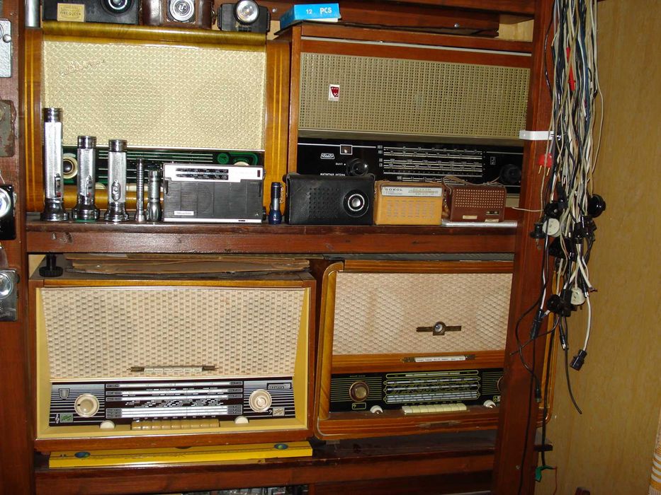Приемники, магнитофоны из коллекции.