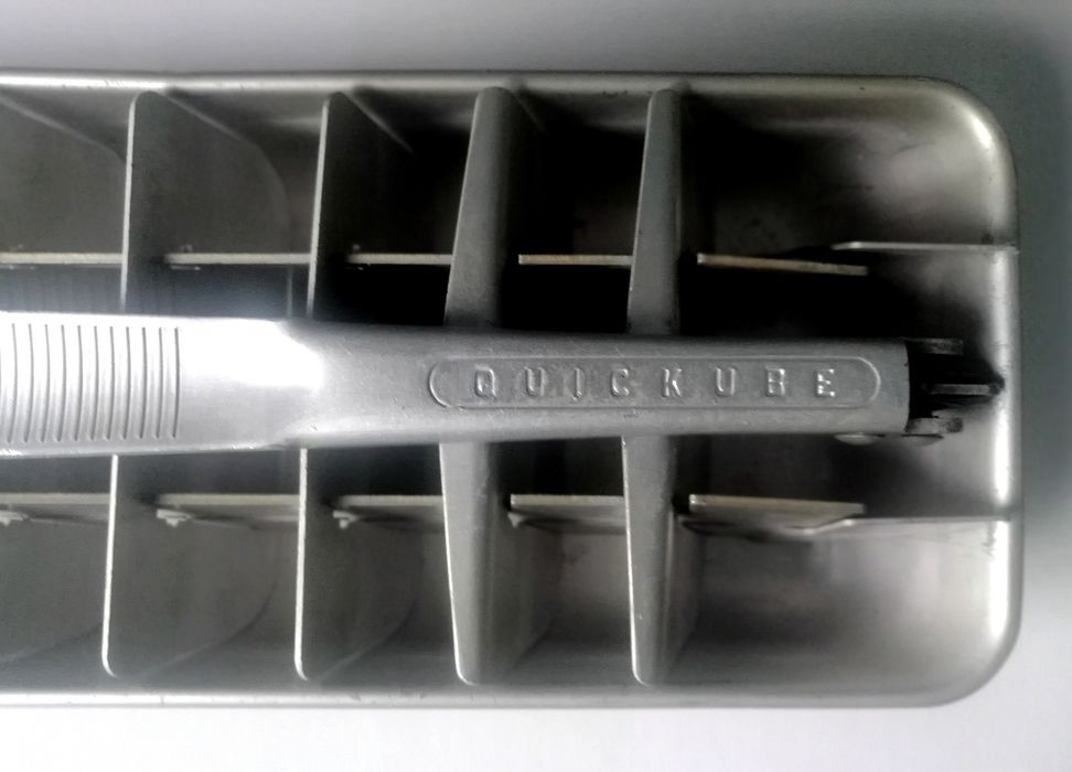 Antigo tabuleiro gelo em metal utilizado nos frigoríficos Frigidaire