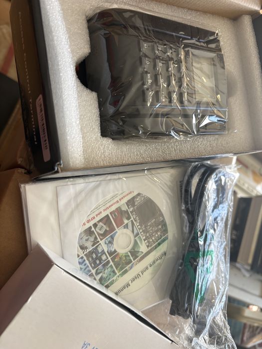 terminal de controlo de acessos e assiduidade por cartão RFID ZKTeco SC203.