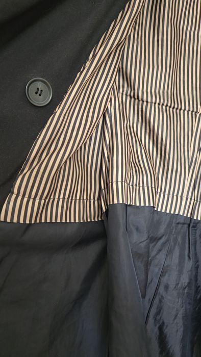Trencz Stradivarius krótki czarny płaszcz