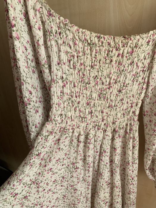 Ніжна квіткова сукня легка, з пишними рукавами