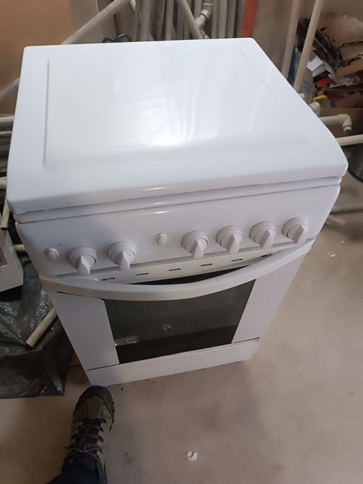 Газова плита, кухонна витяжка