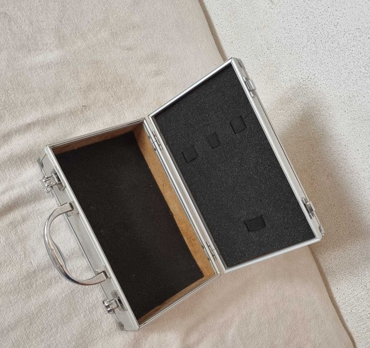 Mala Pequena de Aluminio para Arrumação medidas nas fotos