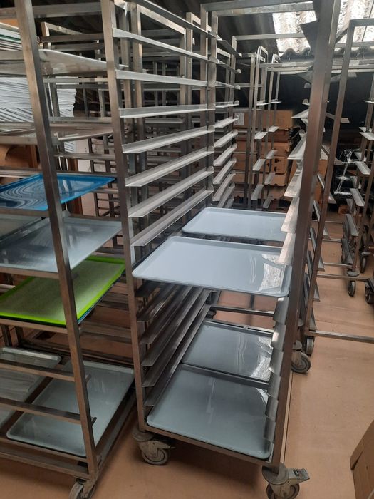 Carrinho para tabuleiros em inox