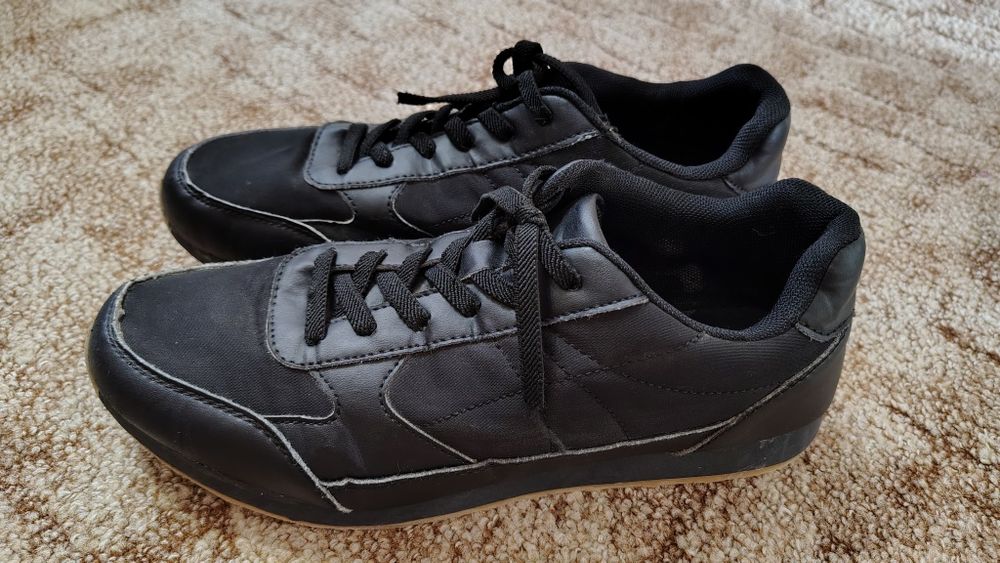 Продам кросівки р. 40 (26 см)