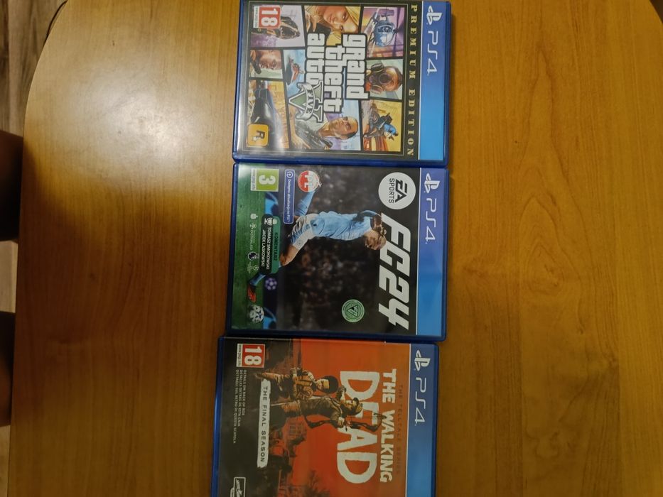 PlayStation 4 z dwoma padami