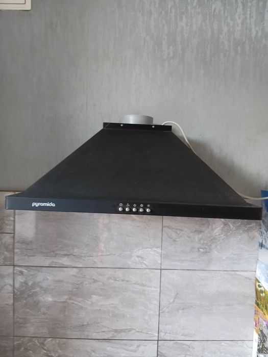 Продаю вытяжку Пирамида бу