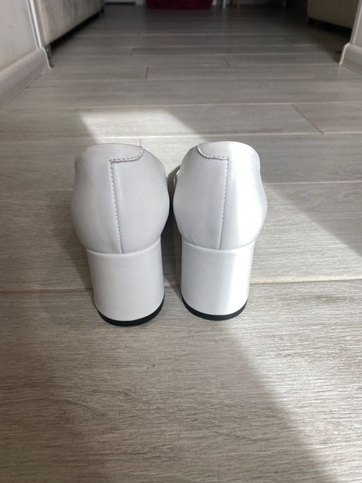 Білі шкіряні туфлі