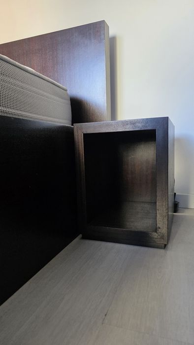 Cama + 2 Mesas de Cabeceira em Madeira Maciça Wengué